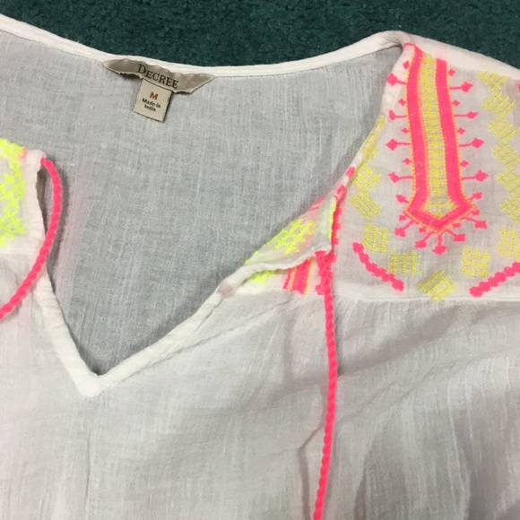 Decree White Flowy Top - Picture 2 of 3